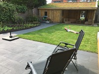 strakke tuin met rondvormige cortenstaal kantopsluiting