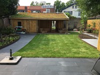 strakke tuin met rondvormige cortenstaal kantopsluiting