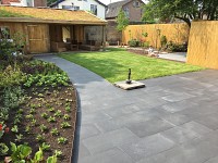 strakke tuin met rondvormige cortenstaal kantopsluiting