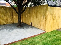 strakke tuin met rondvormige cortenstaal kantopsluiting